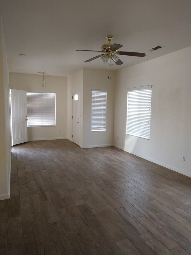 Foto del edificio - Huge 4-bedroom single story home