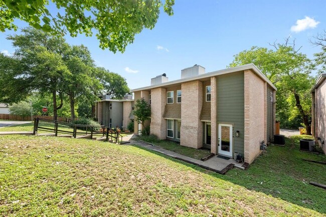 Foto del edificio - 6411 Chimney Creek Cir