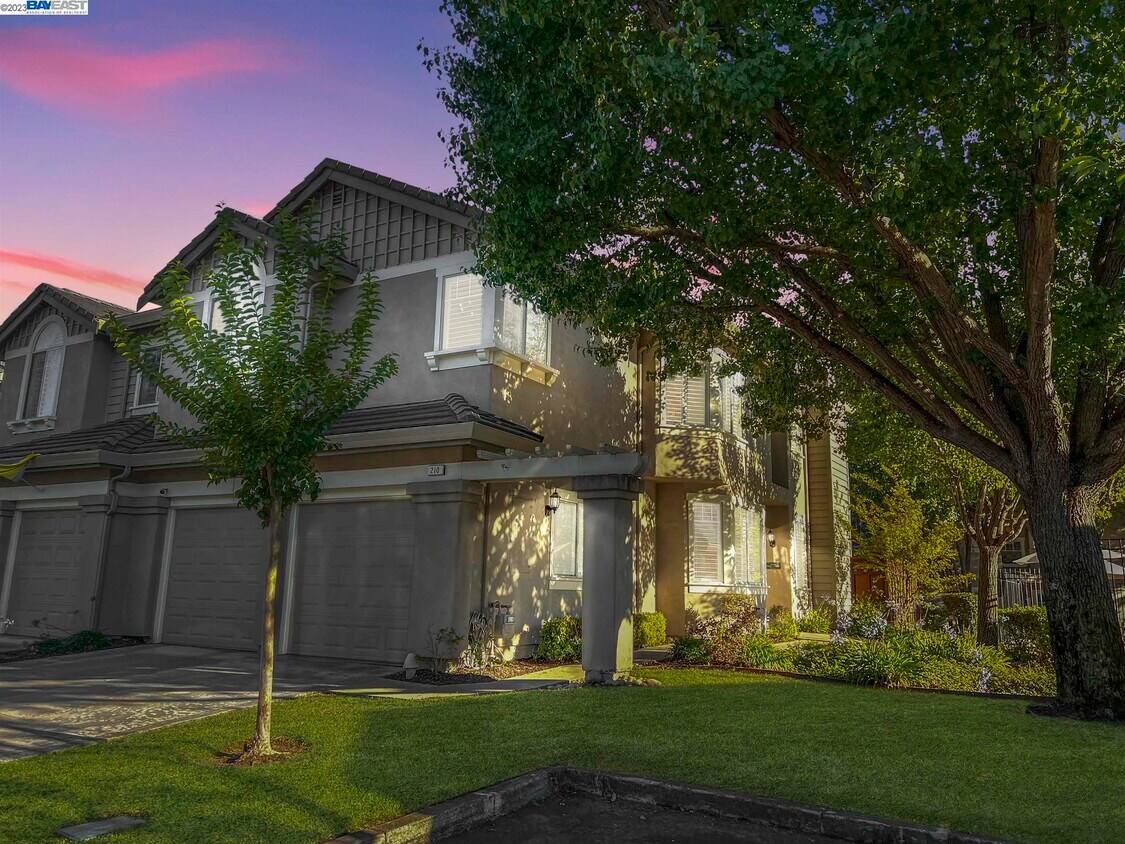 Primary Photo - 210 Sutton Cir