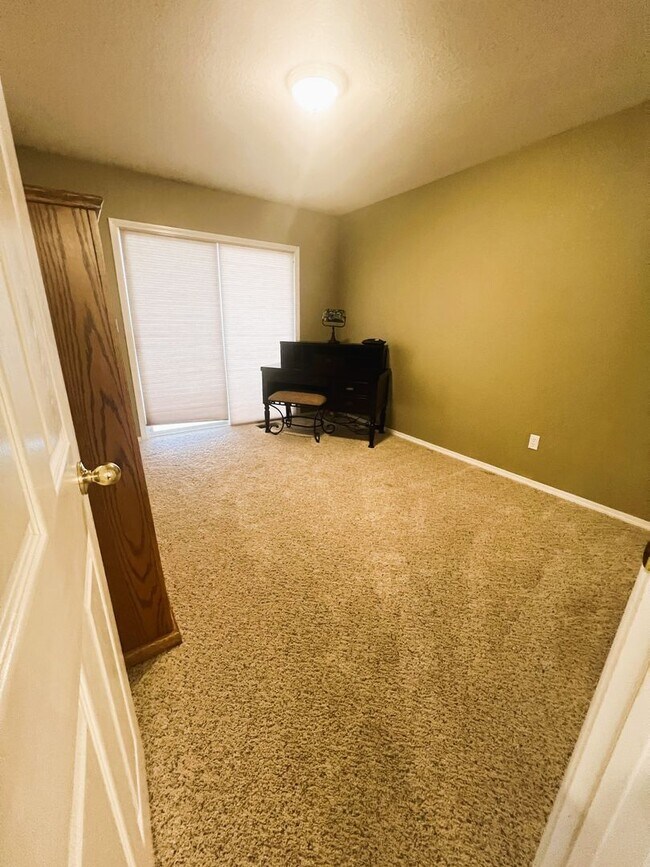 Building Photo - Home 3/2 in Southeast Boise Ideal Location!