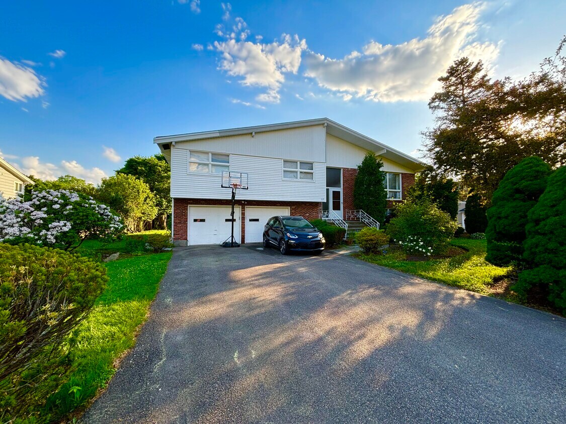 Primary Photo - 229 Old Farm Rd