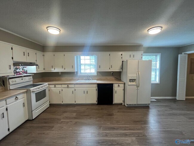 Building Photo - 726 Larkwood Cir SW