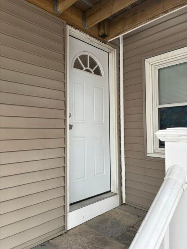 Building Photo - 121 Ledge St