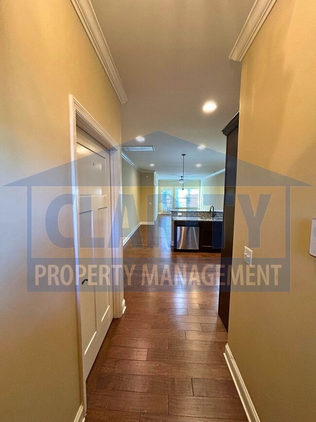 Foto del edificio - Beautiful two bedroom townhome!