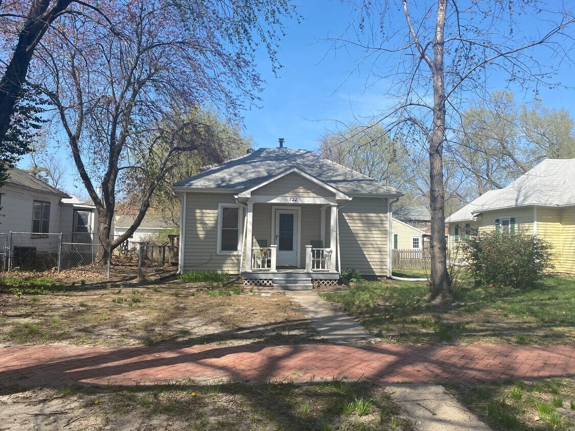 Primary Photo - 4 Bedroom Duplex. Close to Campus and Down...