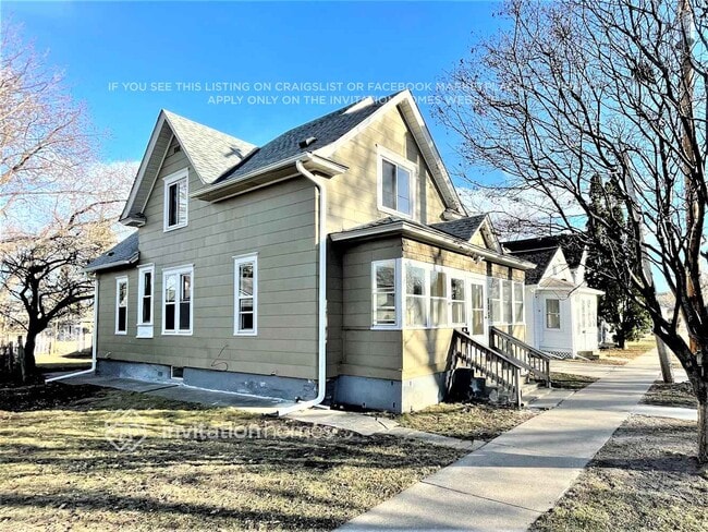 Building Photo - 496 Bay St