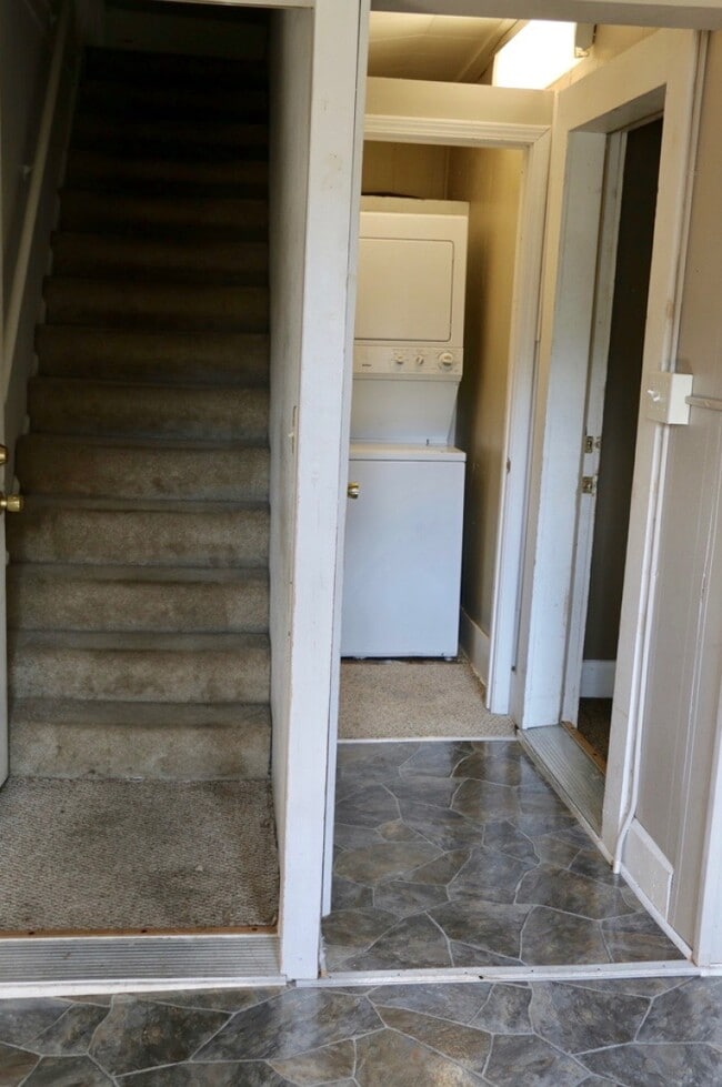 Entry/Laundry - 331 Center St