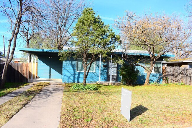 Building Photo - Darling House with Recent Updates and Yard...