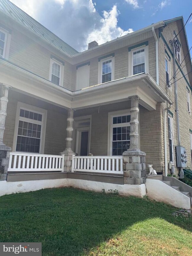 Building Photo - 3 bedroom in Adamstown PA 19501