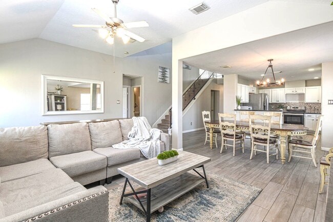 Building Photo - 245 Lake Estates Dr