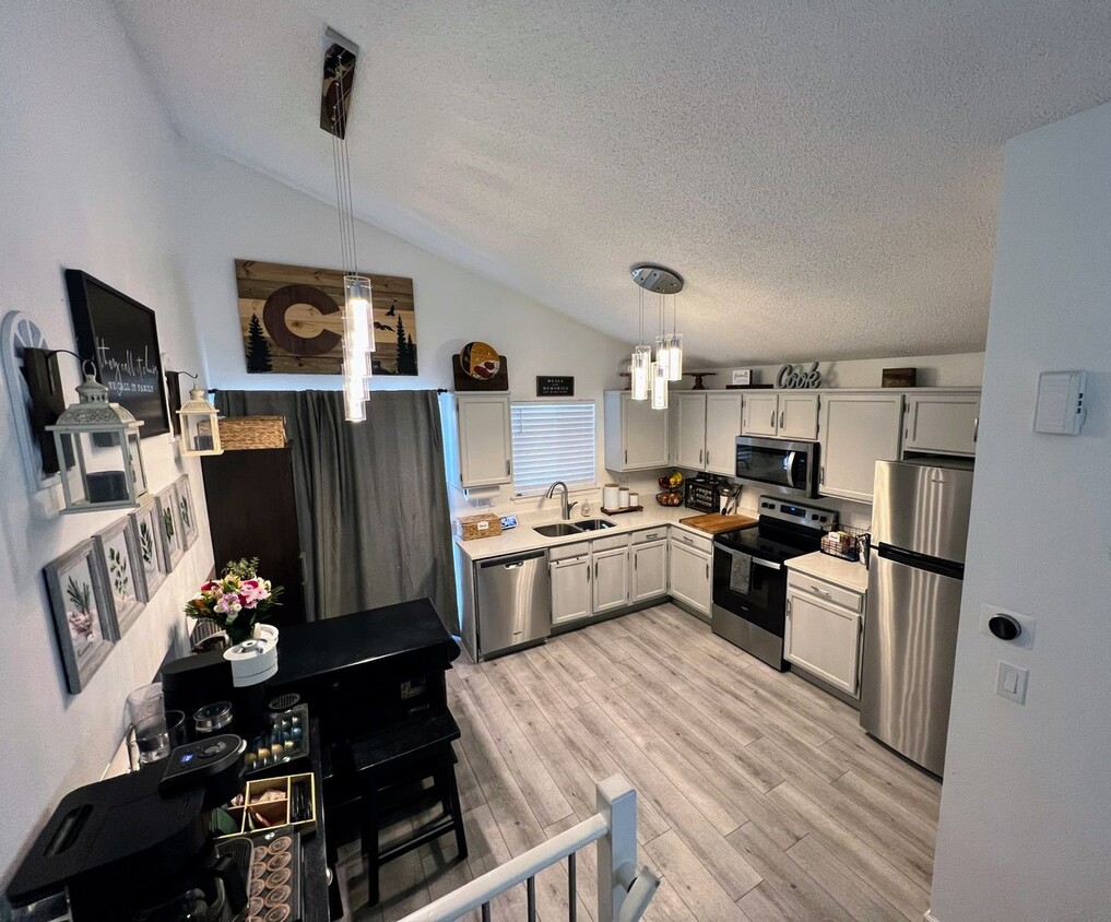 Primary Photo - Delightful Single Family Home in Littleton