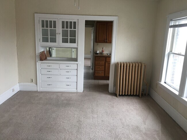 Living Rood - 1556 Englewood Ave