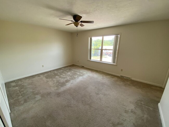 Building Photo - Townhouse