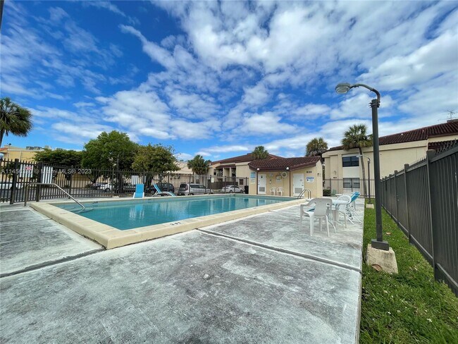 Foto del edificio - 680 W Park Dr