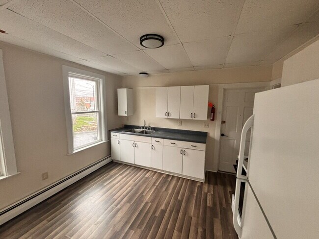 Foto del edificio - No more commute!  Walk to BIW and Downtown Bath – Renovated 3BR Apartment with Parking!