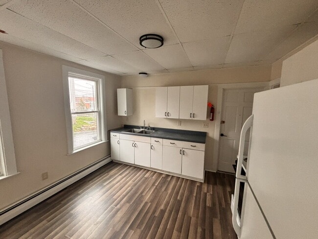 Building Photo - No more commute!  Walk to BIW and Downtown Bath – Renovated 3BR Apartment with Parking!