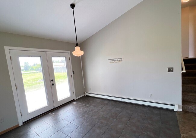 Building Photo - 4 bed 3 bath- Short Term (3 mo) Unfurnishe...