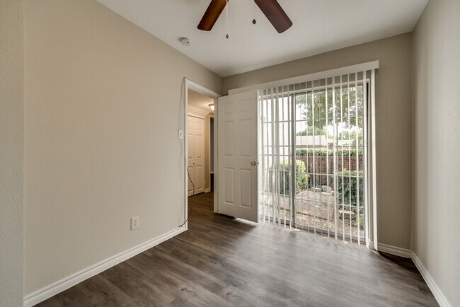 Building Photo - Cozy Move in Ready Town-Home!