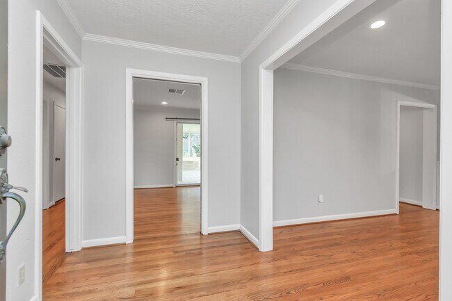 Foto del edificio - 4611 Merwin St