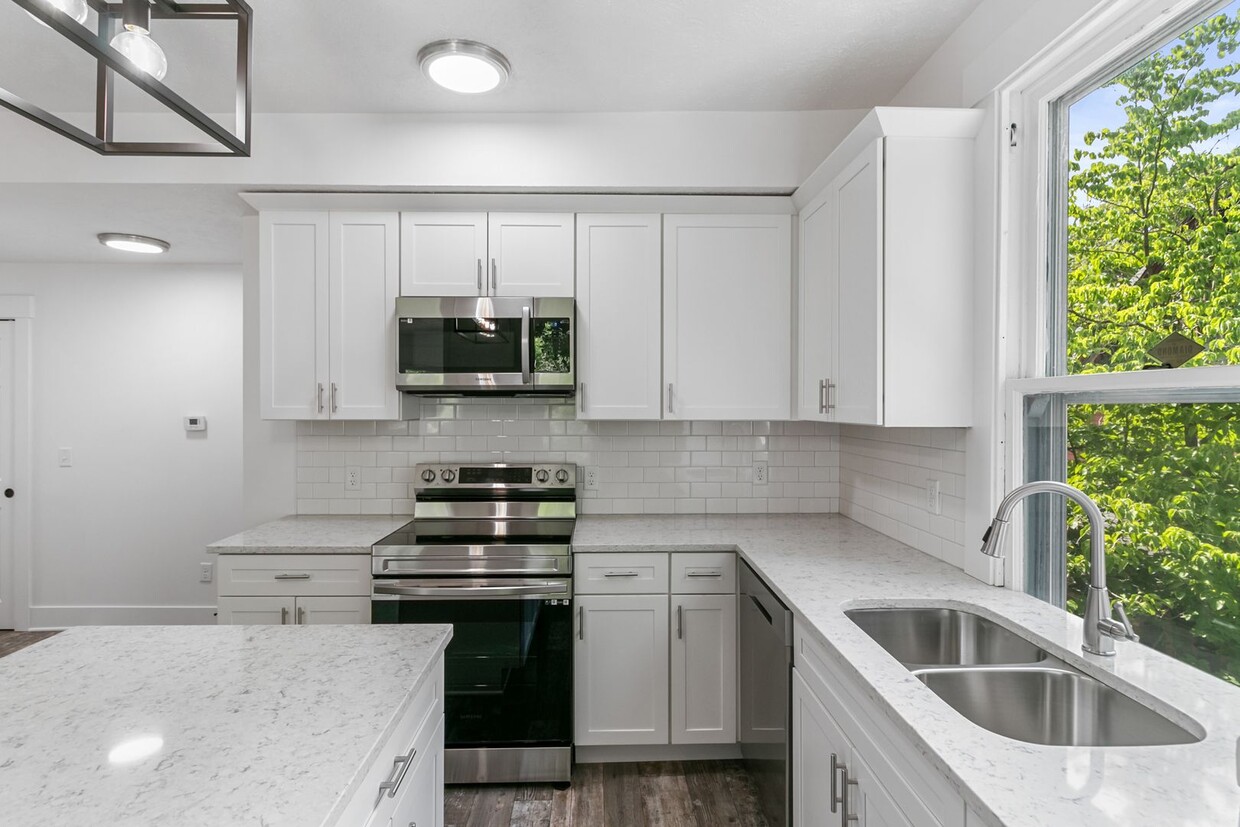 Primary Photo - 302 Stuart Ave