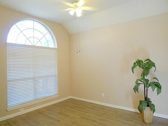Building Photo - 20703 Whitevine Way