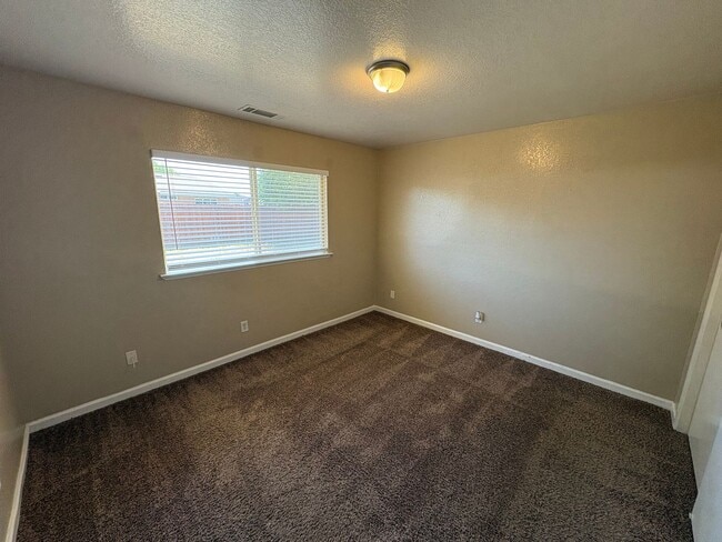 Foto del edificio - Charming Tulare home available now!
