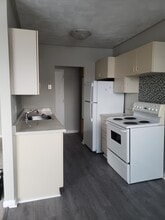 Building Photo - 772 Stirling Av S