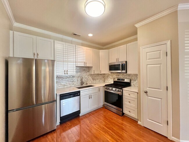 Foto del edificio - Charming 3BD, 2.5BA Raleigh Townhome with ...