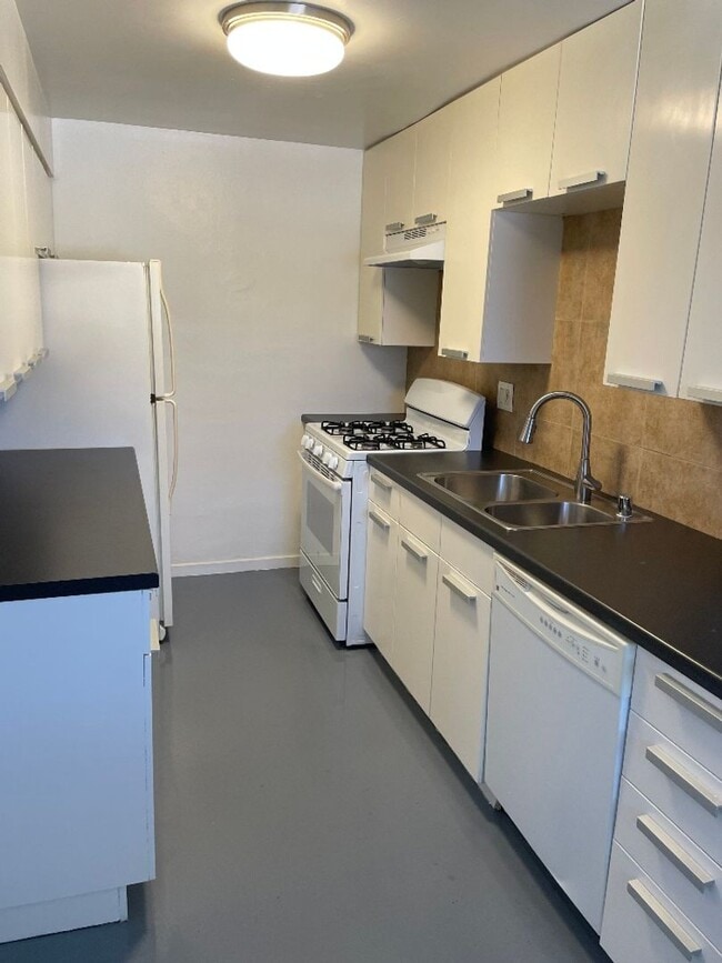 Building Photo - 540 S Mountain View Dr