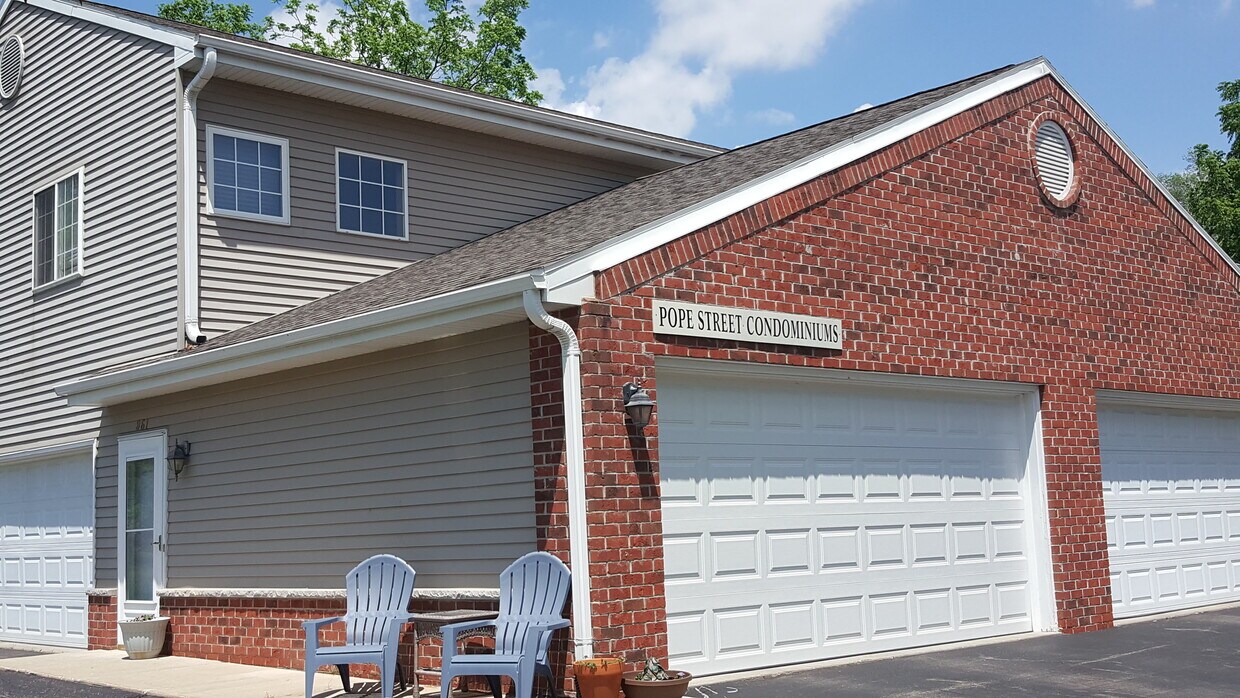 Private Entrance - 861 Pope Street