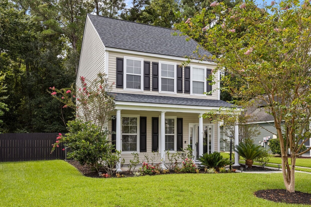 Primary Photo - Charming Summerville Rental