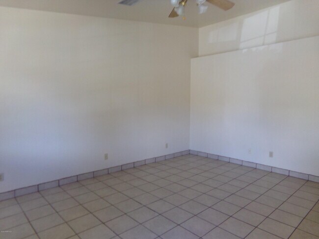 Foto del edificio - 4801 N Viewpoint Dr