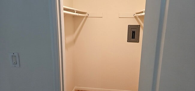 Building Photo - Remodeled 2bed 1.5 bath Ground level