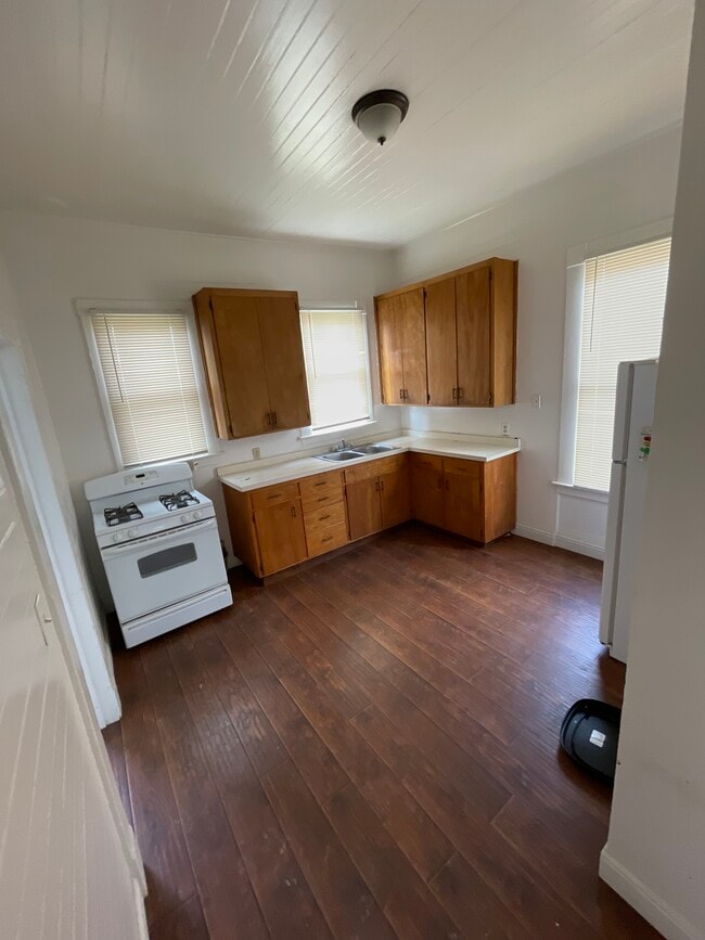 kitchen - 461 N Evans Rd
