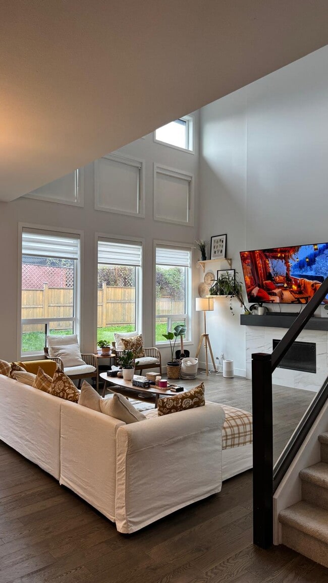 Building Photo - 16473 103 Av