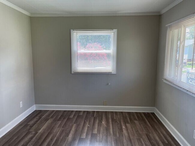 Foto del edificio - Welcome to Queen's Gate Apts. 2 BR / 1 BA