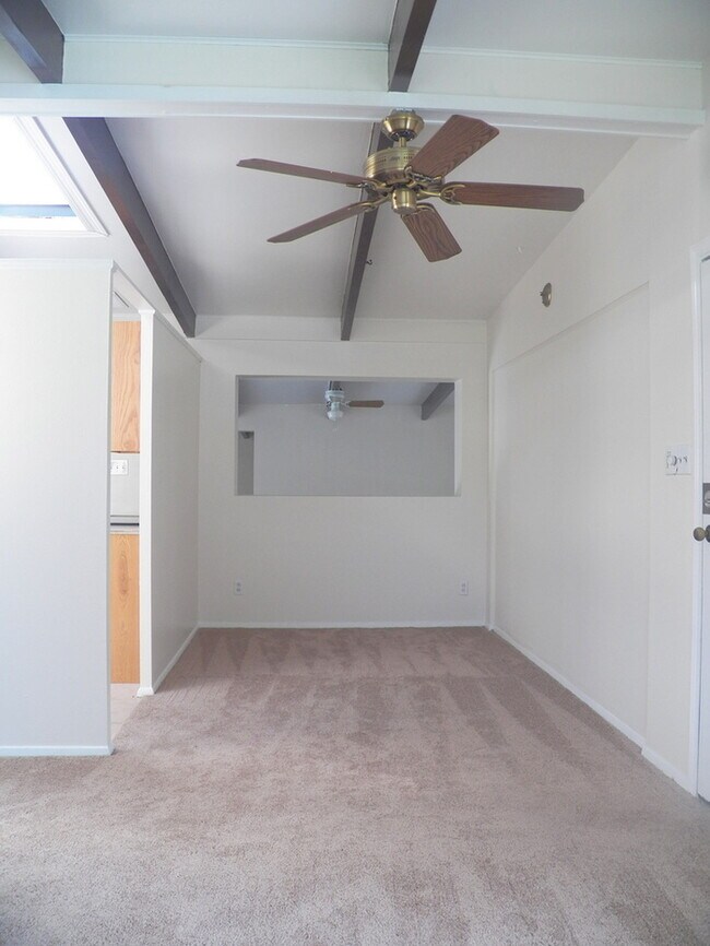 Building Photo - 3/1 Home W/ Fenced Back Yard!