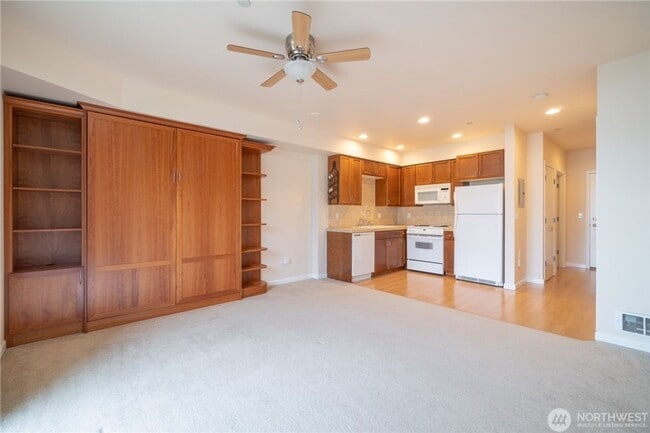 Building Photo - 0Bd/1Ba Bellevue Condo