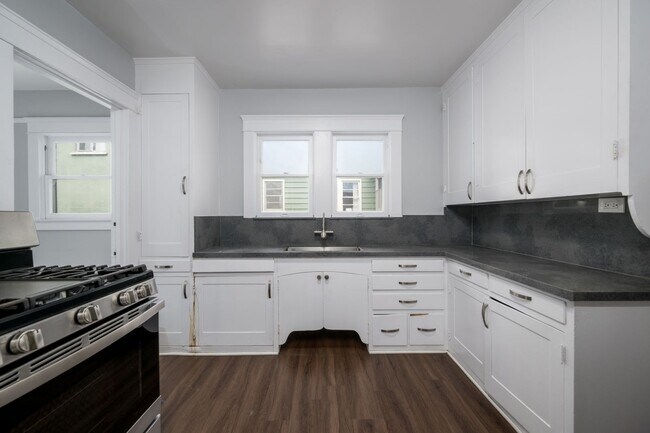 Building Photo - Historical 2 Bed 1 Bath House with large o...