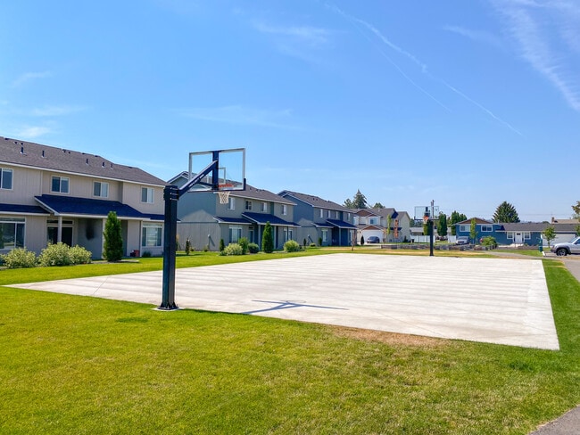 Cancha de básquetbol en Tori's Place - Diamond Rock Rentals
