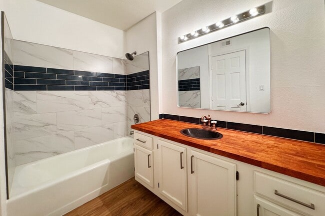 Foto del edificio - Luxury Scottsdale Condo: Modern Comfort in McCormick Ranch’s Premier Community!