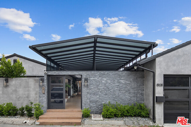 Foto del edificio - 8108 Laurel View Dr