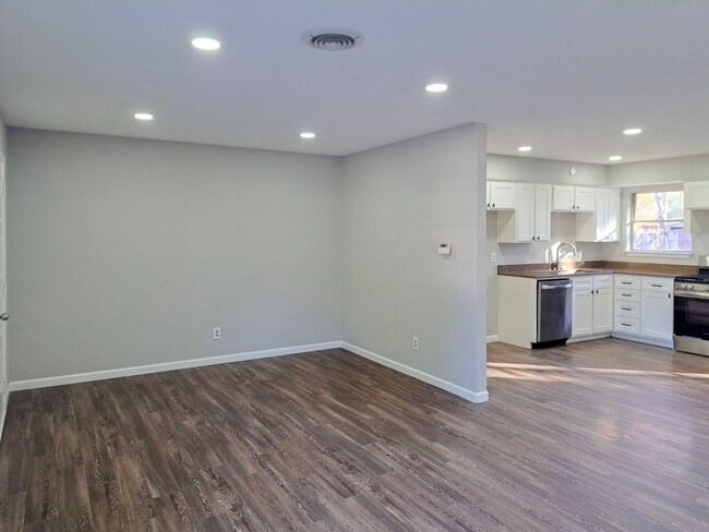 Foto del edificio - Remodeled 4 Bedroom/2 Bath