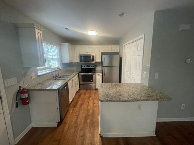 Building Photo - Single Family Home close to UNCW - Student...