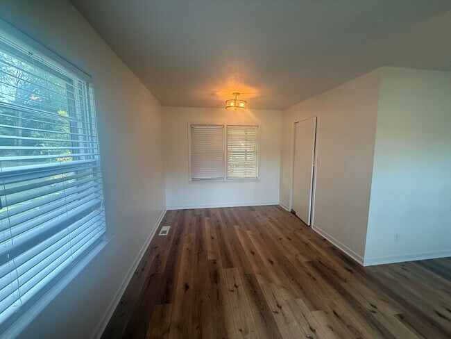 Foto del edificio - 3 bed 2 bath in the heart of the city