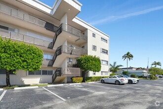 Building Photo - 300 Waterway Dr S