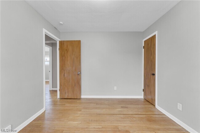 Foto del edificio - 15905 Northwood Ave