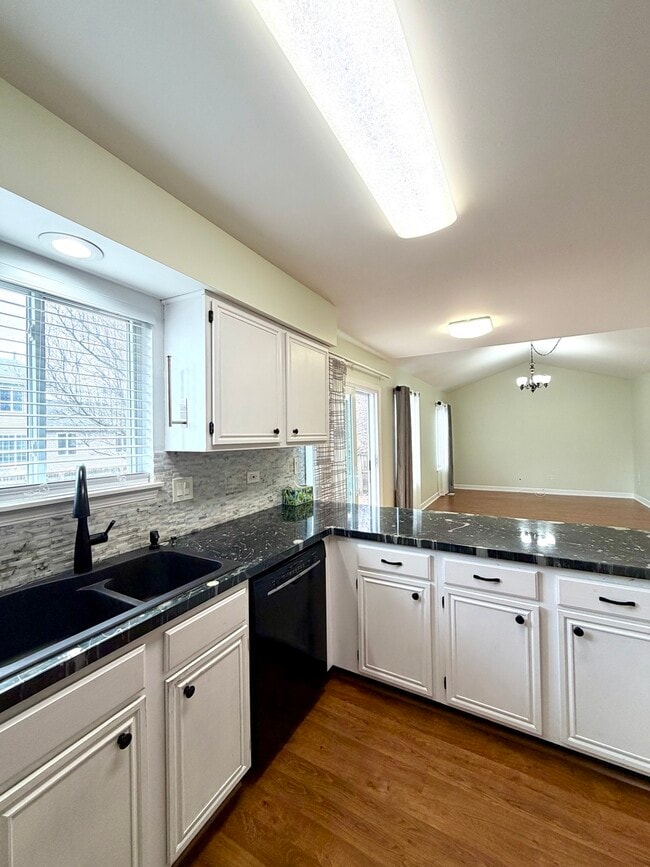 Foto del edificio - 665 Lakewood Farms Dr