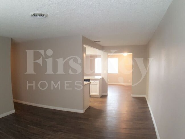 Foto del edificio - 5483 Waltham Ln