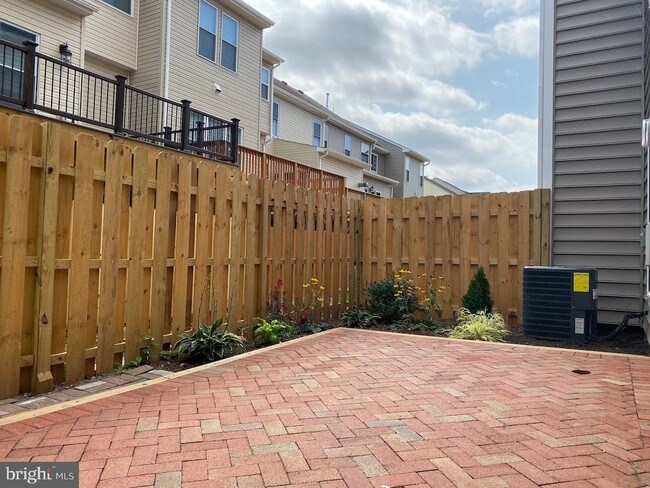 Foto del edificio - 5801 Deer Lake Ln